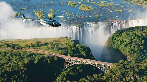 Cataratas Victoria: vuelo panorámico en helicóptero sobre las Cataratas Vic...