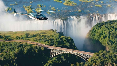 Victoria Watervallen: Toeristische helikoptervlucht over de Victoria waterv...