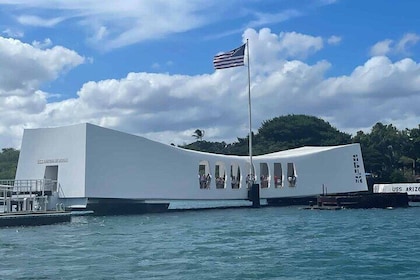 Deluxe Pearl Harbor USS Arizona Memorial and Honolulu City Tour