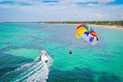 Punta Cana Parasailing-upplevelse över den fantastiska kustlinjen