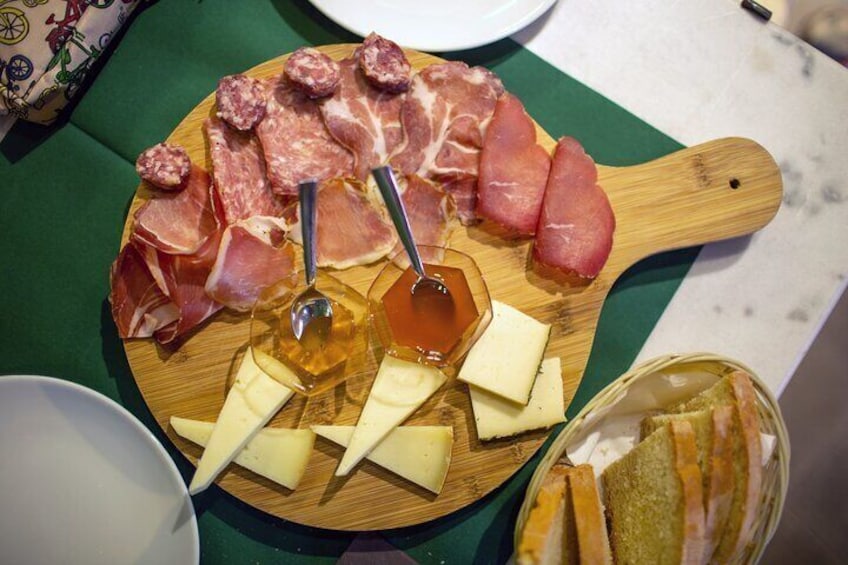Small-Group Perugia Traditional Food Tour