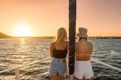 Crucero al atardecer con hora feliz