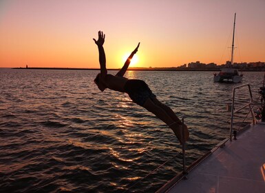 Ab Vilamoura: Sonnenuntergangstour auf einer luxuriösen Segelyacht