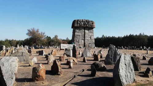 Tour privado de 6 horas en coche a Treblinka con recogida en el hotel