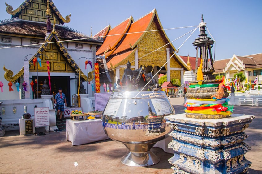 Chiang Mai Old City & Temples Guided Walking Tour – 2 Hrs