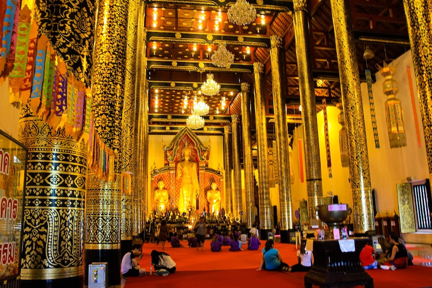 Chiang Mai Old City & Temples Guided Walking Tour – 2 Hrs