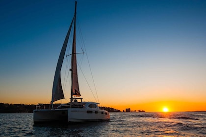 Lisbonne : Catamaran au coucher du soleil croisière, musique et open bar