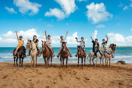 從Carabalí雨林探險公園乘坐Luquillo海灘騎馬