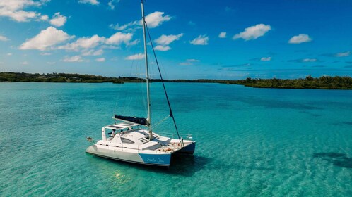 Mauritius: Privé Catamaran Tour naar île aux Cerfs