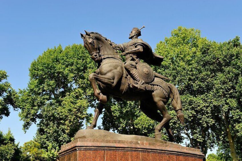 Statue of Amir Temur