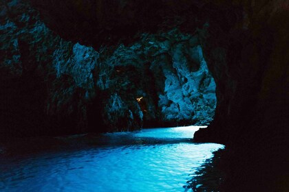 Hvar : Grotte bleue, grotte verte et plage de Stiniva en bateau à moteur