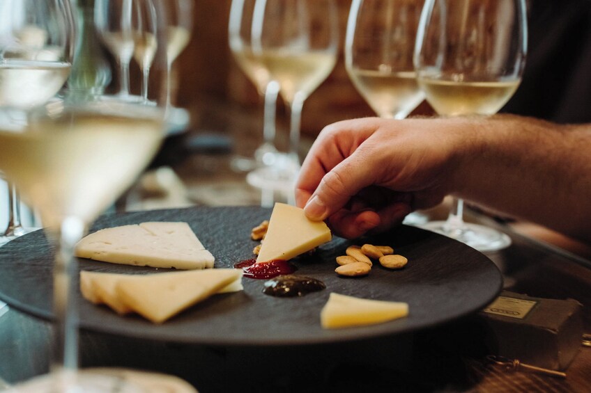 London: Borough Market & Leadenhall Food Tour with Wine