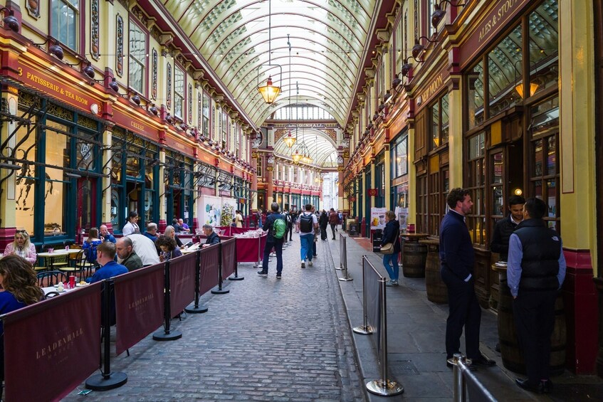 London: Borough Market & Leadenhall Food Tour with Wine