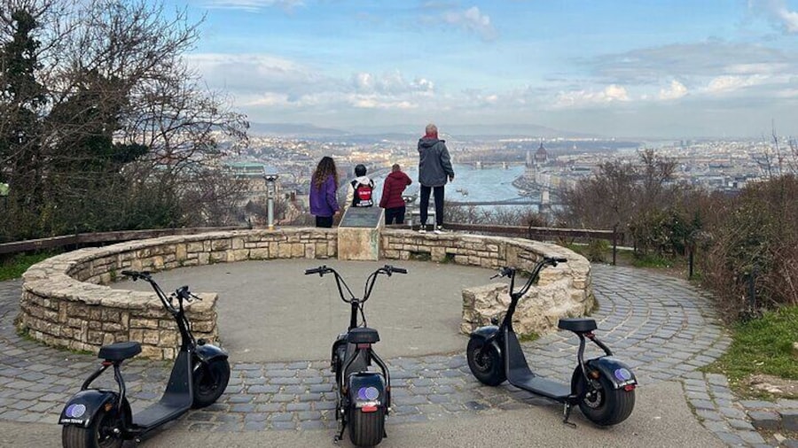 E-scooter Citadel and Liberty Statue tour