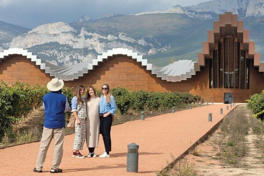 Rioja Tour of 2 Family Wineries & Picnic in Vineyard from Bilbao