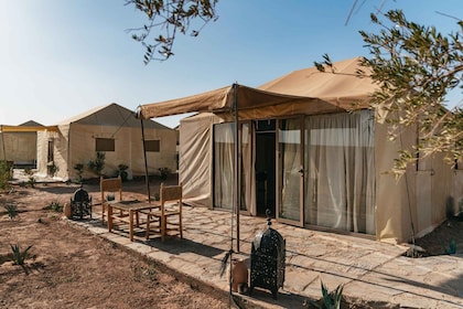 Marrakech: Magische Übernachtung & Dinner-Show in der Agafay-Wüste