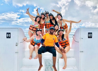 Punta Cana: Private Party Boat Cruise with Drinks and Snacks