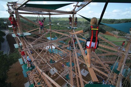 San Antonio: Twisted Trails Zip Rails, cuerdas y muro de escalada