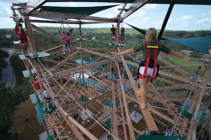 San Antonio: Twisted Trails Zip Rails, cordes et mur d'escalade