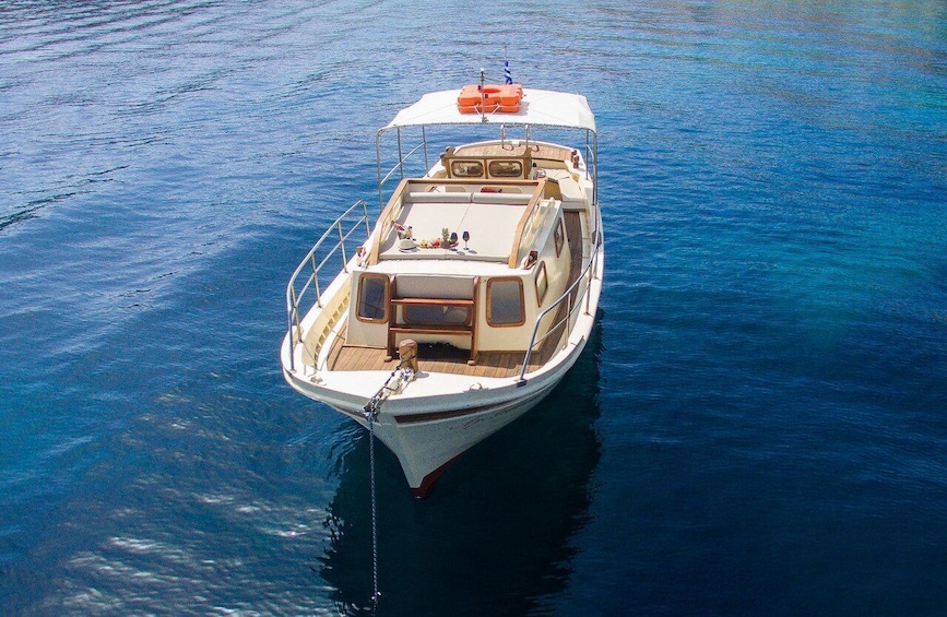 Mykonos: Private Cruise by Wooden Boat with Snorkeling