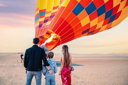 Dubai: Sunrise Hot Air Balloon Trip with Buffet Breakfast