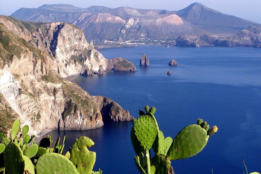 Lipari: Boat Tour of Vulcano Island with Disembarkation Stop