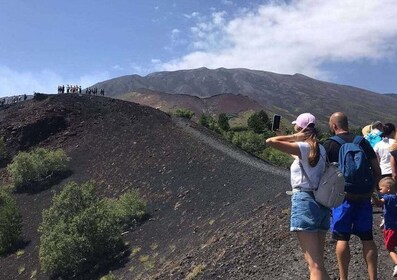 从卡塔尼亚出发：埃特纳岛上的徒步旅行，葡萄酒和小吃的导游