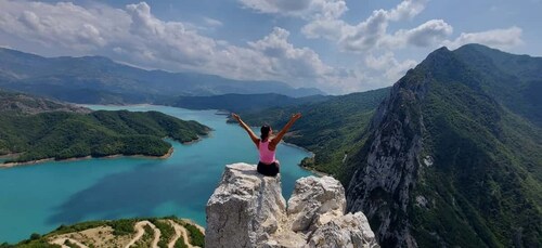 Desde Tirana: excursión de un día al lago Bovilla y Dajti con teleférico