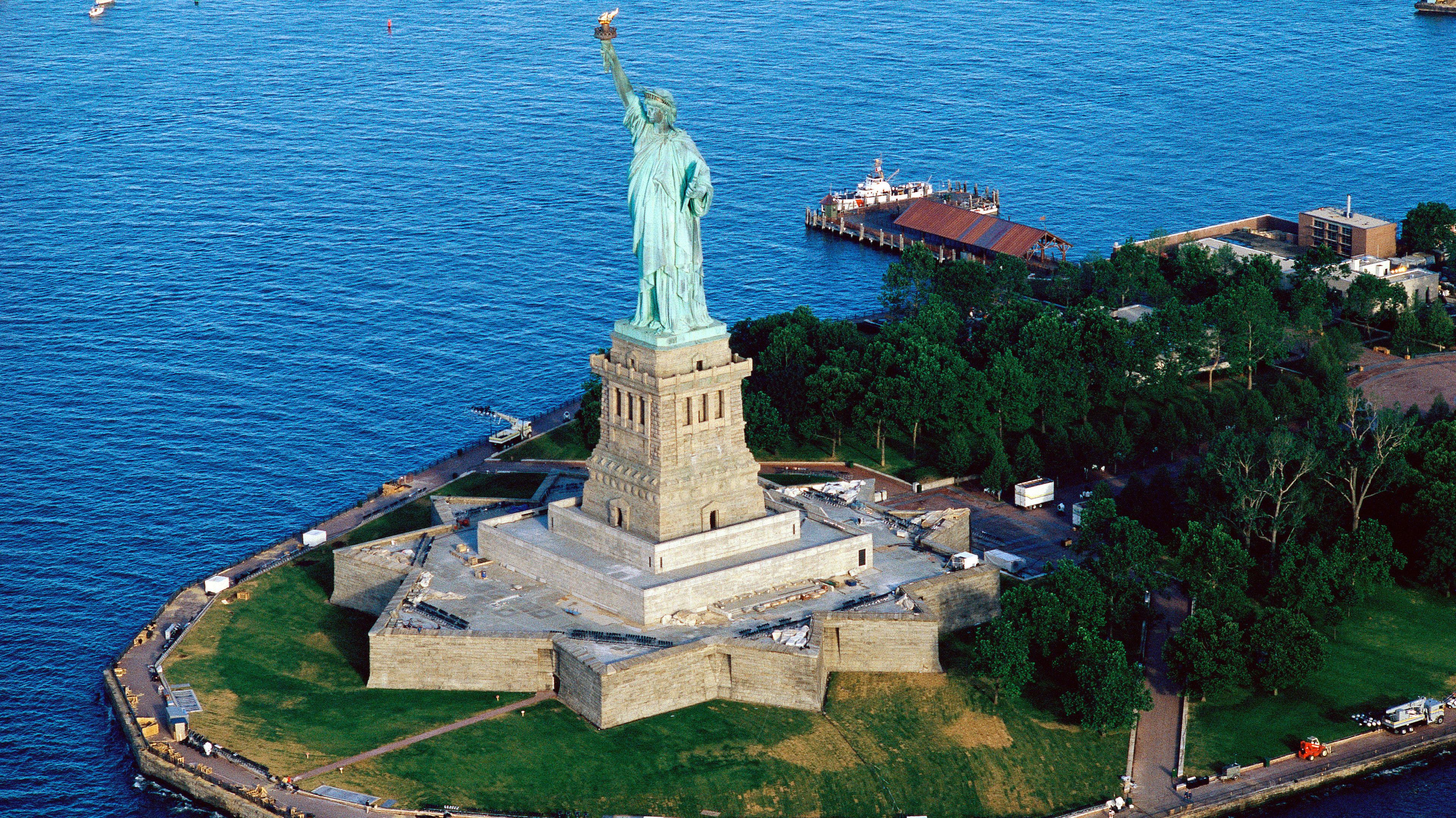 visite-de-la-statue-de-la-libert-et-d-ellis-island-avec-express-bus-au