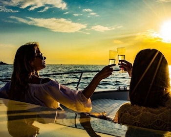 ลา สเปเซีย: ทัวร์เรือชมพระอาทิตย์ตกดินพร้อมเครื่องดื่มเรียกน้ำย่อยและอาหารว...