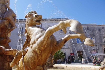 Ortigia: tour privado a pie y paseo en barco