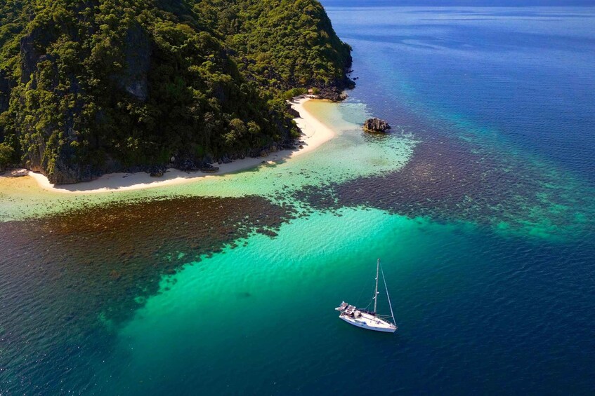 Palawan: Private Sailing Yacht Cruise in El Nido with Lunch