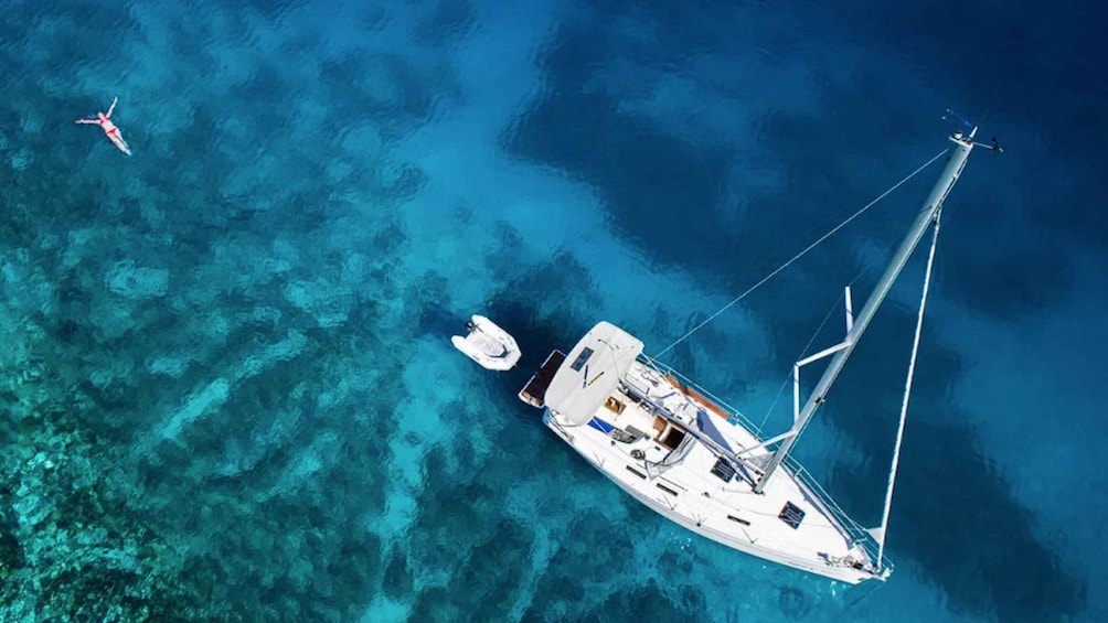 Palawan: Private Sailing Yacht Cruise in El Nido with Lunch