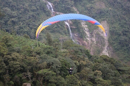 Exciting PARAGLIDING flight from MEDELLÍN over waterfalls