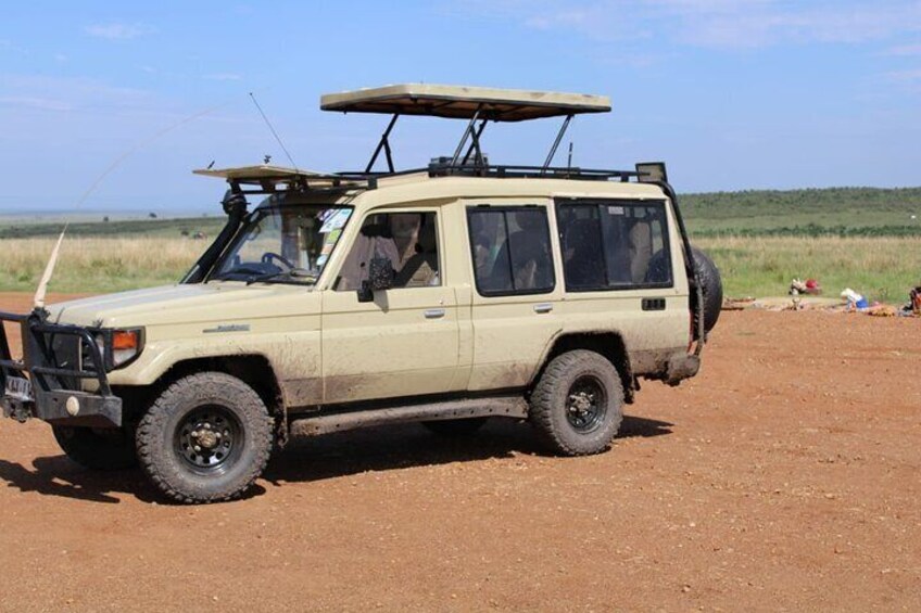 4 Day Group Tour to Maasai Mara and Lake Nakuru by a 4WD Cruiser