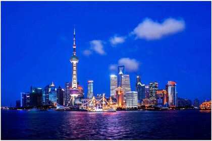 Shanghai: Nachtelijke rondvaart op de rivier met diner in Xinjiang stijl