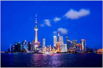 Shanghái: recorrido nocturno en crucero por el río con restaurantes al esti...