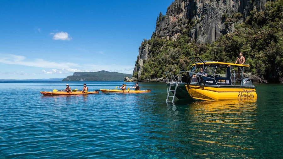 Kinloch: Lake Taupo Catamaran Cruise with Paddleboarding