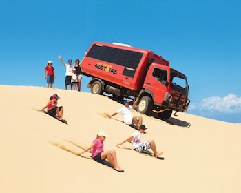 Port Stephens: Birubi Beach 4WD Tour with Sandboarding