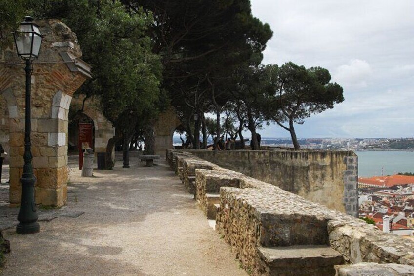  Saint George Castle Guided Tour from Lisbon