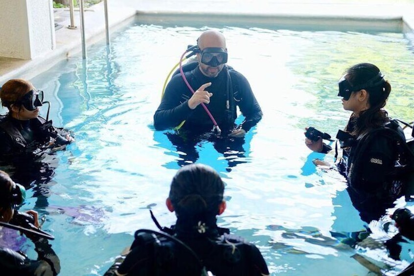 Pool training for PADI open water diver