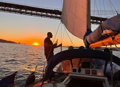 Lissabon: Segelboot-Sonnenuntergangstour mit einem Drink