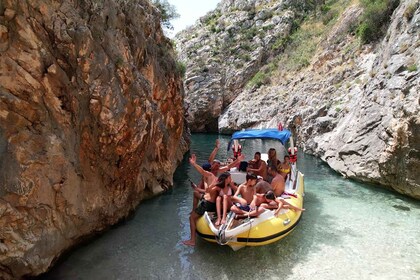 Desde Vlore: visita guiada en lancha rápida a las cuevas y playas de la bah...