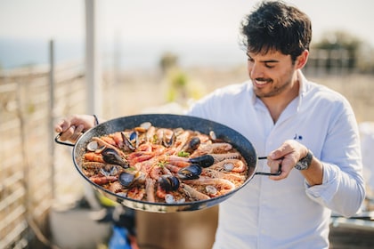 Paella-Kochen mit Meerblick und Weinkeller-Tour ab Barcelona