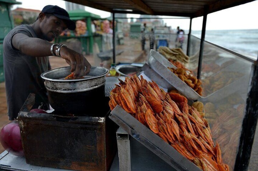 Street vendor busy preparing yummy prawn "wade" ; a local delicacy