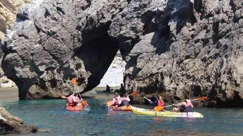 Sesimbra: Ribeiro Cavalo Strand, Höhlen und Arrábida Kajaktour