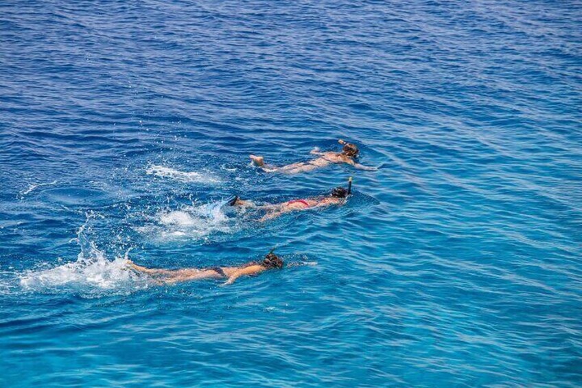Making a splash and soaking up some sun! There's nothing like good friends and great vibes by the water! #Sport #Water #Swimming