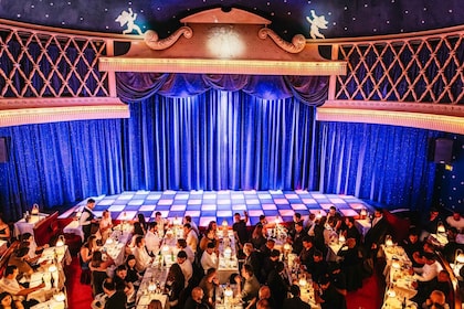 París: espectáculo de cabaret La Nouvelle Eve con champán