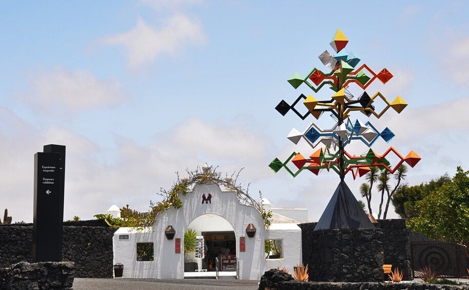 Picture 1 for Activity Teguise: Market and César Manrique Foundation Tour