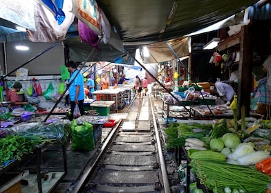 Heldag med utforskning av det lokala livet på Maeklongs järnvägsmarknad